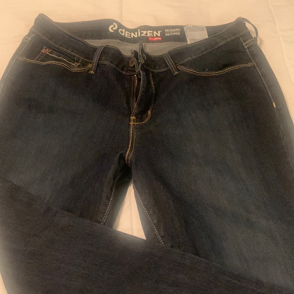 Women’s skinny jeans very stretchy.